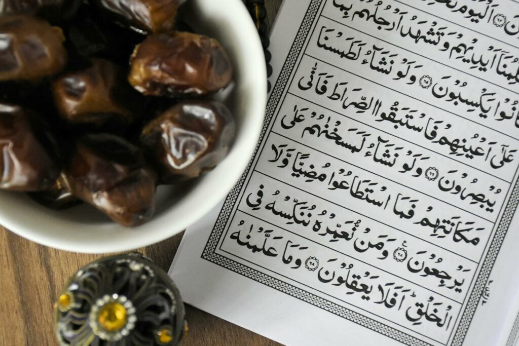 A bowl of dates with Quran, symbolizing Ramadan iftar tradition.